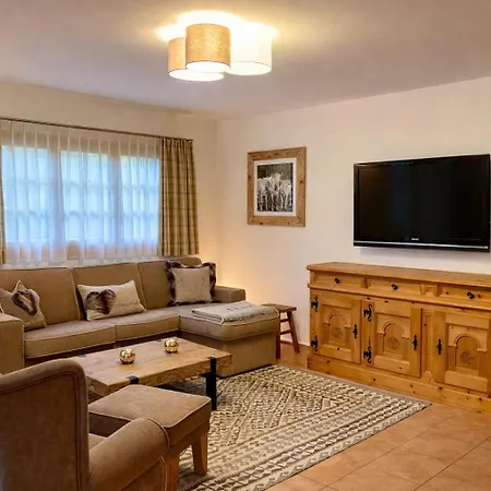 Apartment Cozy Bus In Front Of The Door