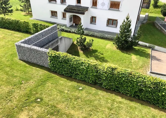 Apartment Cozy Bus In Front Of The Door