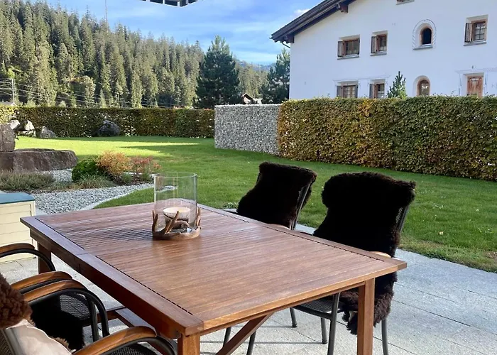 Cozy Bus In Front Of The Door Appartamento Laax