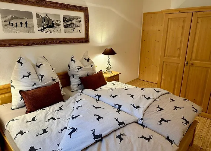 Cozy Bus In Front Of The Door لاكس